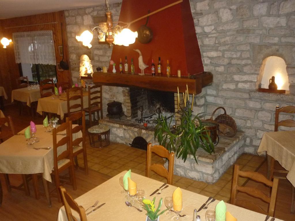 Hotel Restaurant La Chaumiere Du Lac Clairvaux-les-Lacs Buitenkant foto