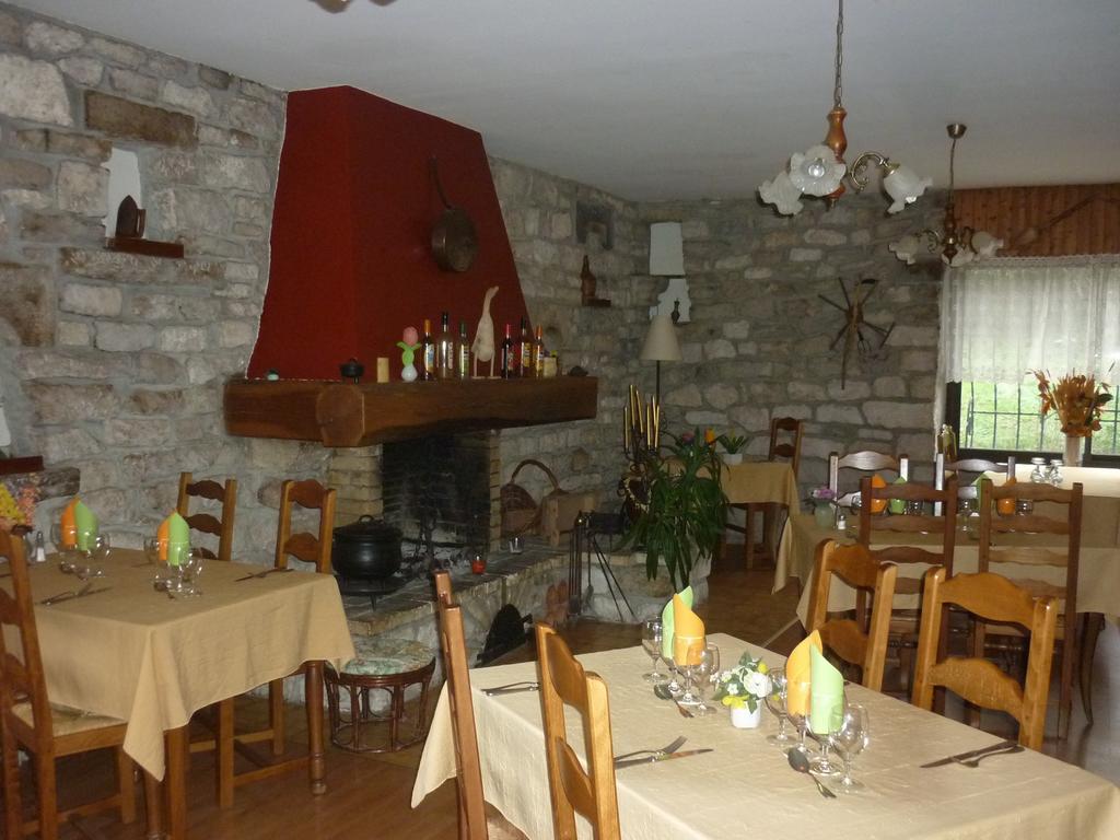 Hotel Restaurant La Chaumiere Du Lac Clairvaux-les-Lacs Buitenkant foto